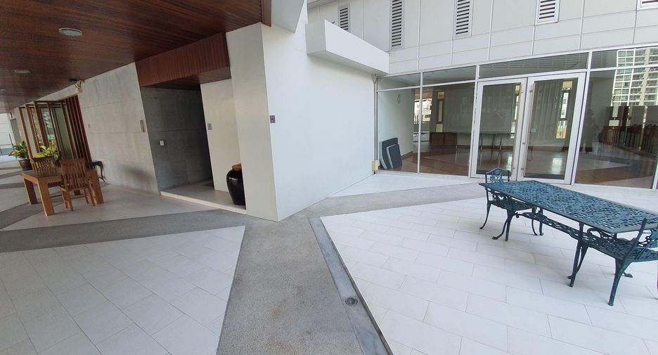 For rent 4 bedrooms condo in Watthana, Bangkok