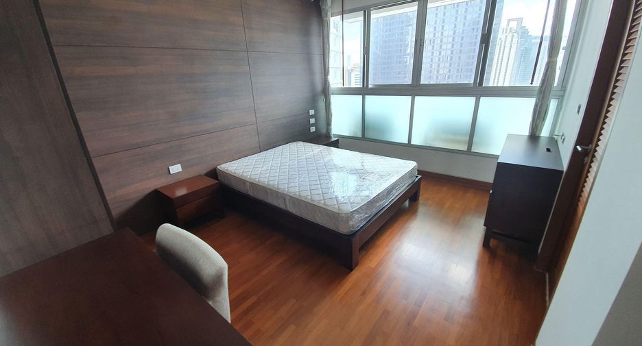 For rent 4 bedrooms condo in Watthana, Bangkok