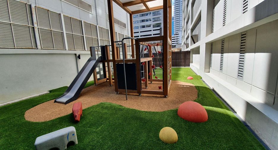 For rent 4 bedrooms condo in Watthana, Bangkok