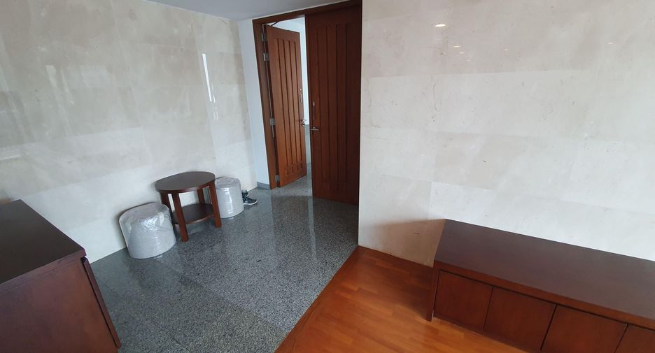 For rent 4 bedrooms condo in Watthana, Bangkok