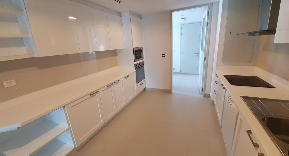 For rent 4 bedrooms condo in Watthana, Bangkok