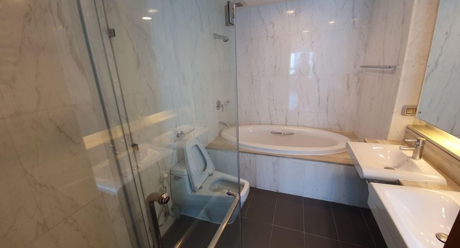 For rent 4 bedrooms condo in Watthana, Bangkok
