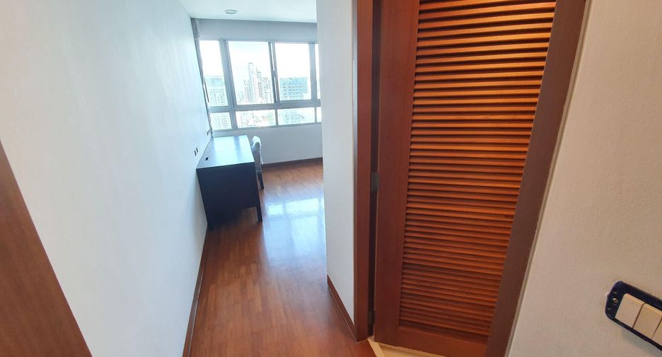 For rent 4 bedrooms condo in Watthana, Bangkok