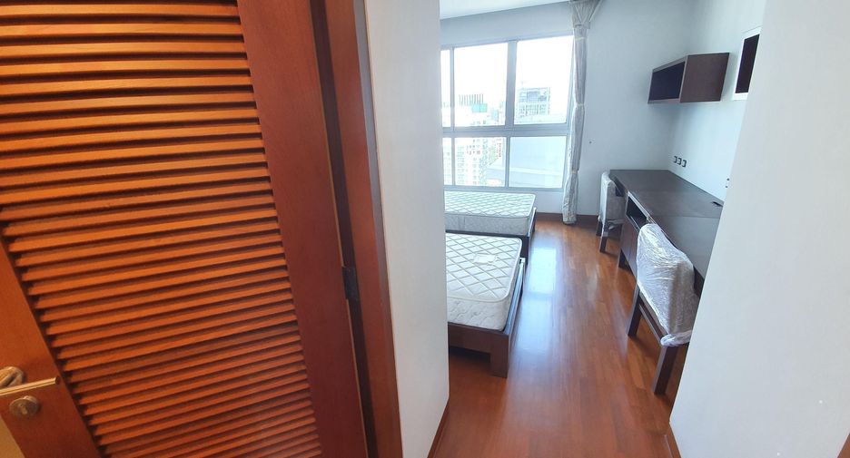 For rent 4 bedrooms condo in Watthana, Bangkok