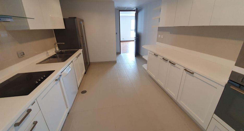 For rent 4 bedrooms condo in Watthana, Bangkok