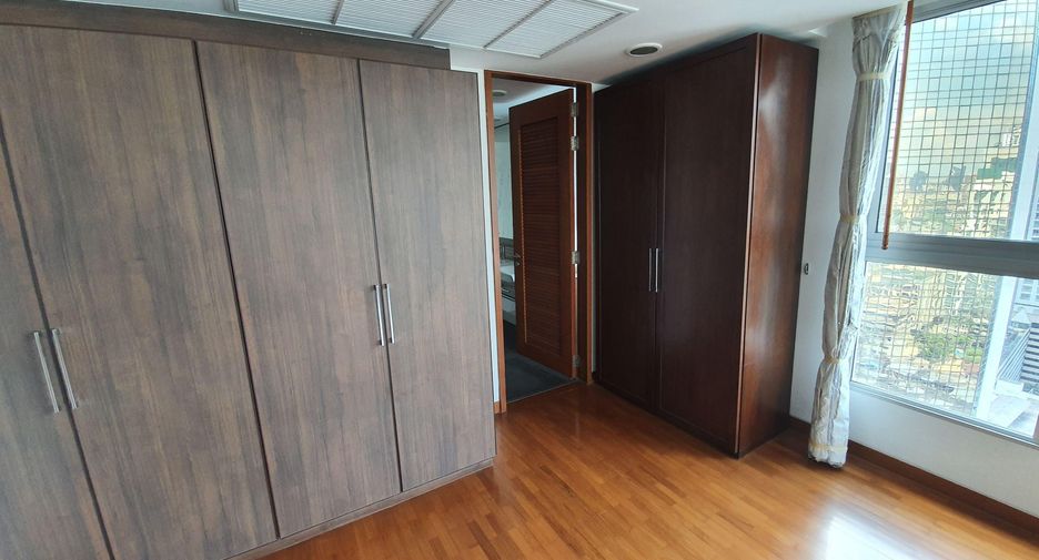 For rent 4 bedrooms condo in Watthana, Bangkok