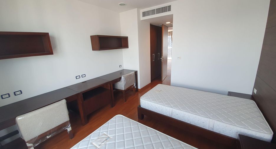 For rent 4 bedrooms condo in Watthana, Bangkok
