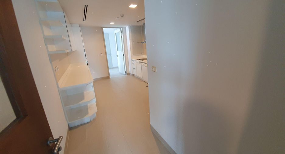 For rent 4 bedrooms condo in Watthana, Bangkok