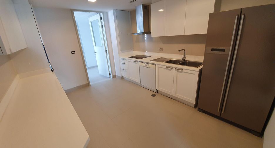 For rent 4 bedrooms condo in Watthana, Bangkok