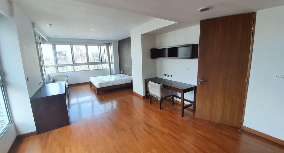 For rent 4 bedrooms condo in Watthana, Bangkok