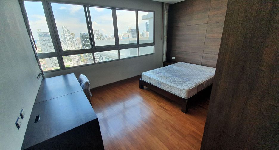 For rent 4 bedrooms condo in Watthana, Bangkok