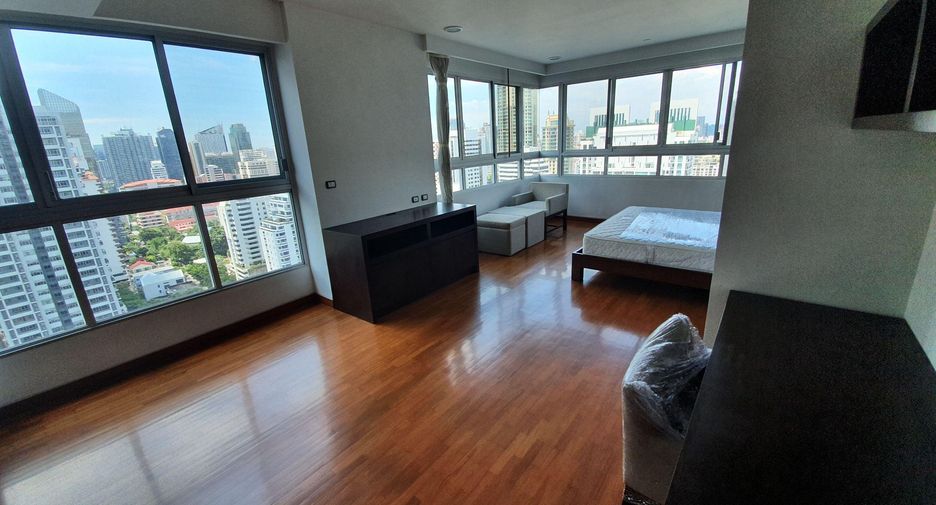 For rent 4 bedrooms condo in Watthana, Bangkok