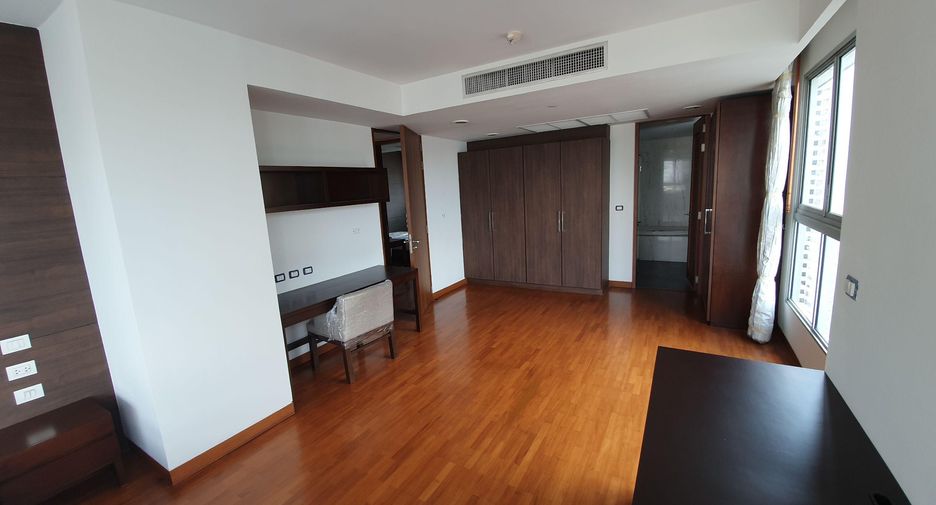 For rent 4 bedrooms condo in Watthana, Bangkok