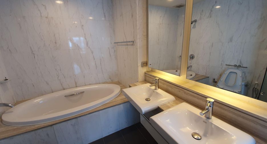 For rent 4 bedrooms condo in Watthana, Bangkok
