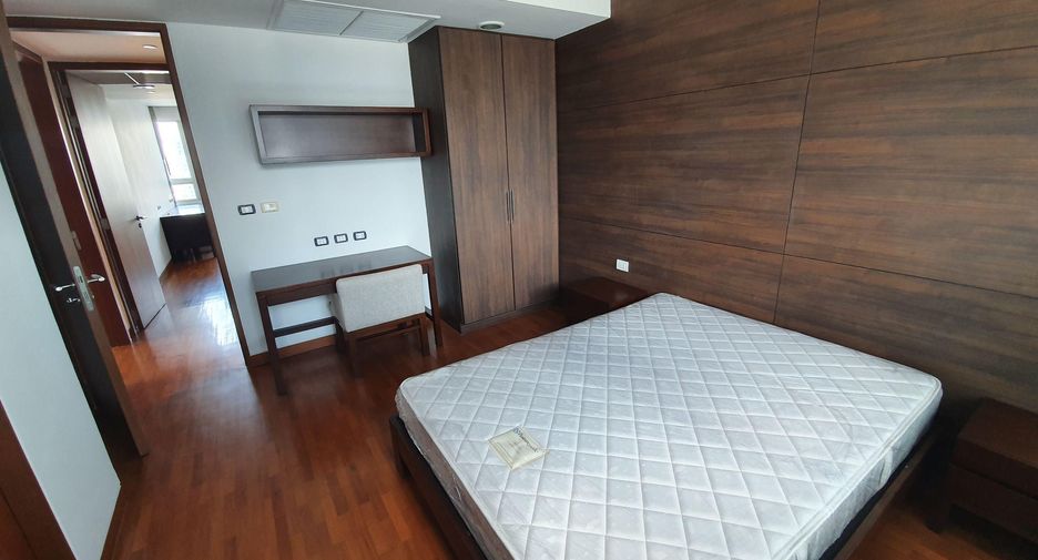 For rent 4 bedrooms condo in Watthana, Bangkok