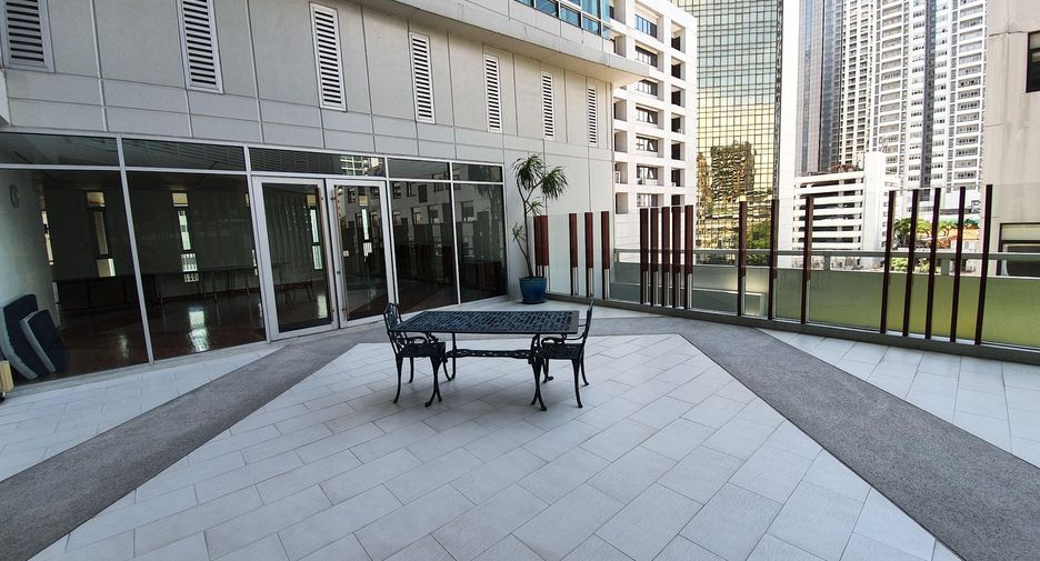 For rent 4 bedrooms condo in Watthana, Bangkok