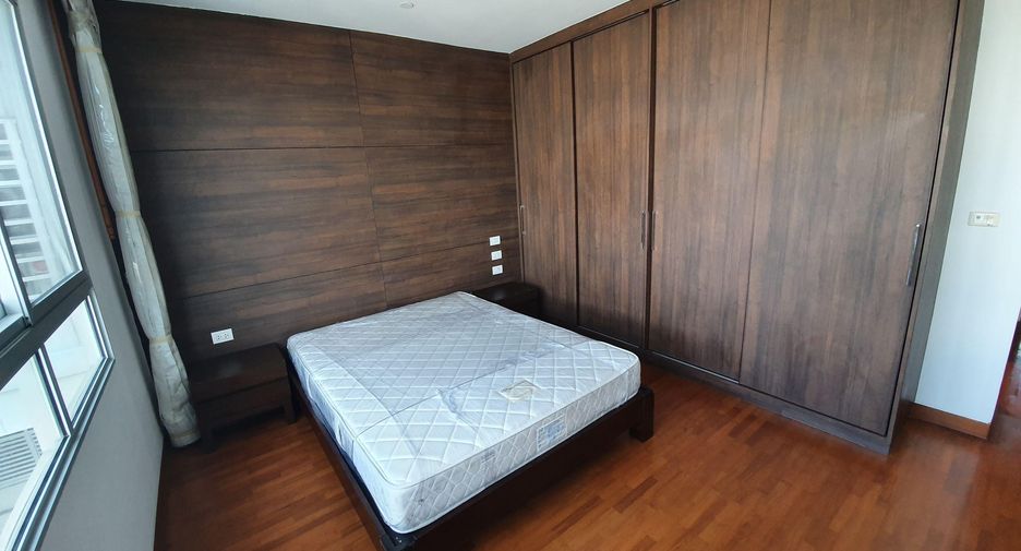For rent 4 bedrooms condo in Watthana, Bangkok
