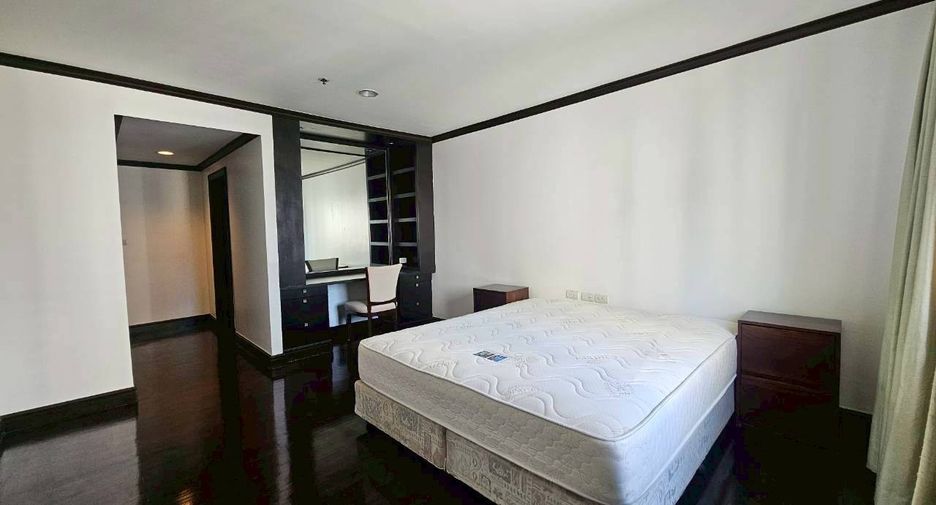 For rent 4 bedrooms condo in Watthana, Bangkok