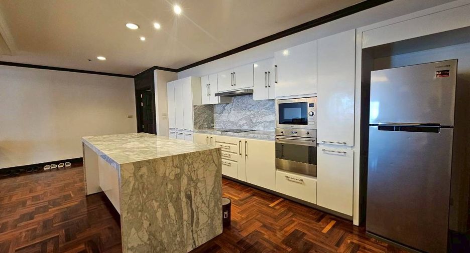 For rent 4 bedrooms condo in Watthana, Bangkok