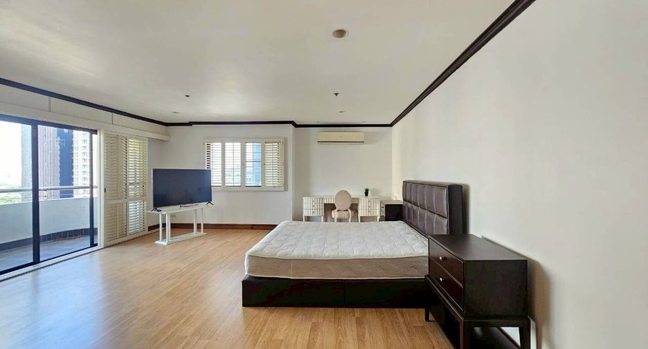 For rent 4 bedrooms condo in Watthana, Bangkok