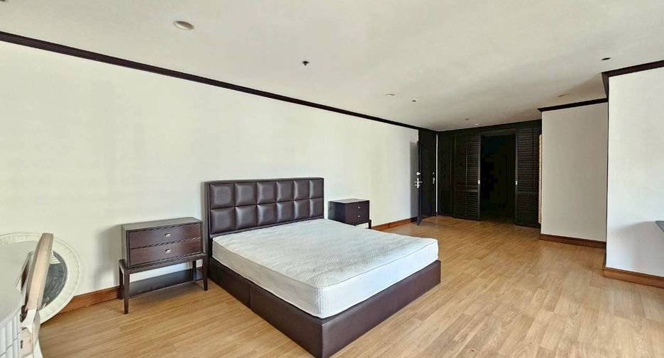 For rent 4 bedrooms condo in Watthana, Bangkok