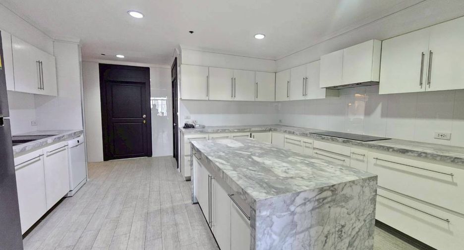 For rent 4 bedrooms condo in Watthana, Bangkok