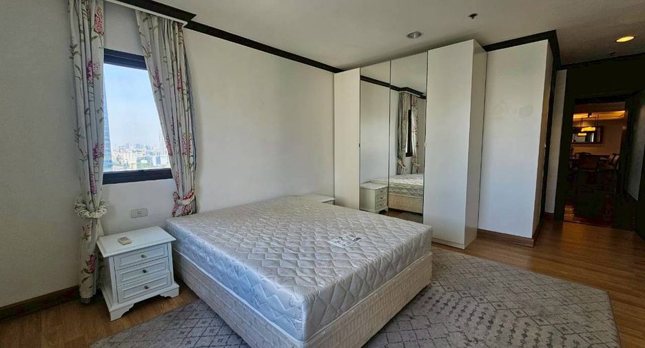 For rent 4 bedrooms condo in Watthana, Bangkok