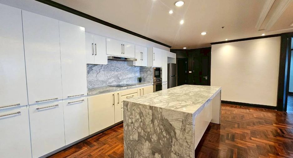 For rent 4 bedrooms condo in Watthana, Bangkok