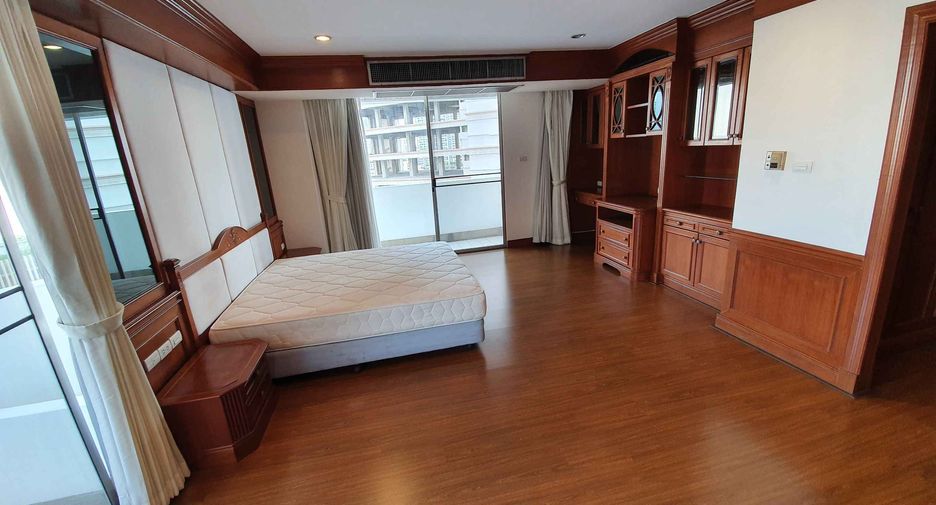 For rent 4 bedrooms condo in Khlong Toei, Bangkok