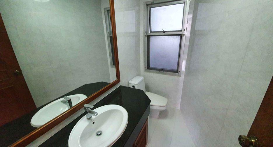 For rent 4 bedrooms condo in Khlong Toei, Bangkok