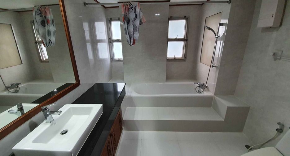 For rent 4 bedrooms condo in Khlong Toei, Bangkok