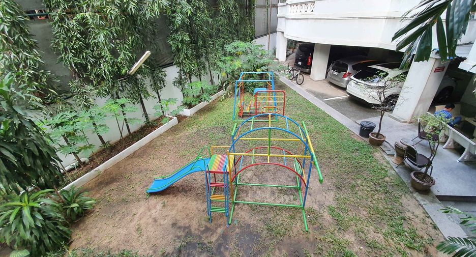 For rent 4 bedrooms condo in Khlong Toei, Bangkok