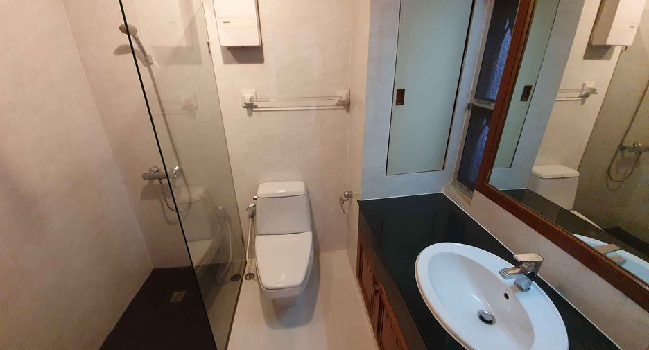 For rent 4 bedrooms condo in Khlong Toei, Bangkok