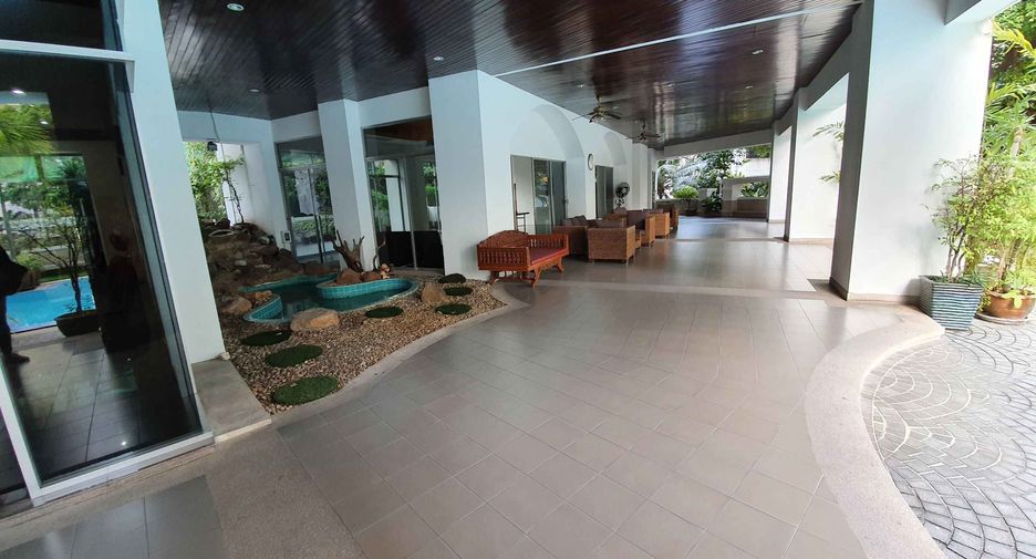 For rent 4 bedrooms condo in Khlong Toei, Bangkok