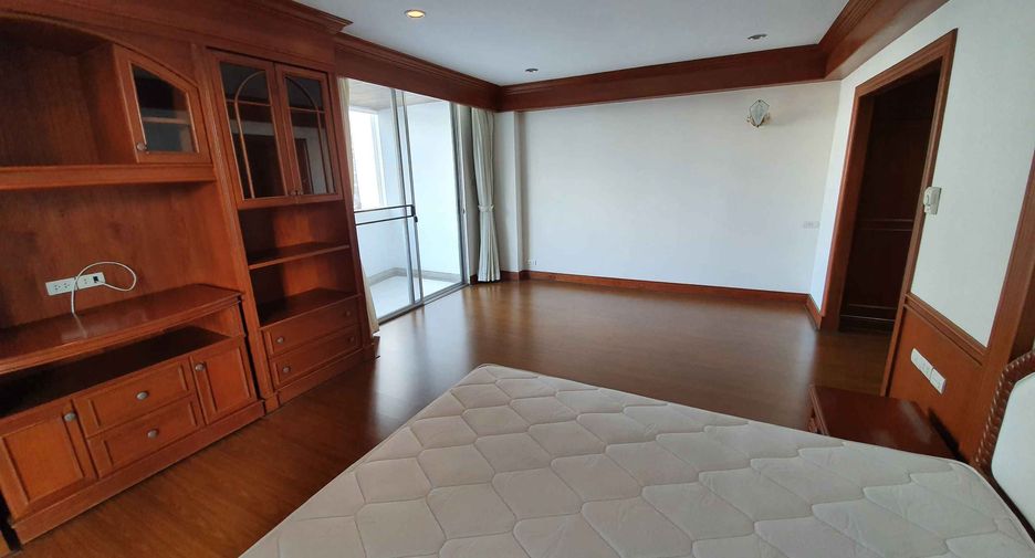 For rent 4 bedrooms condo in Khlong Toei, Bangkok