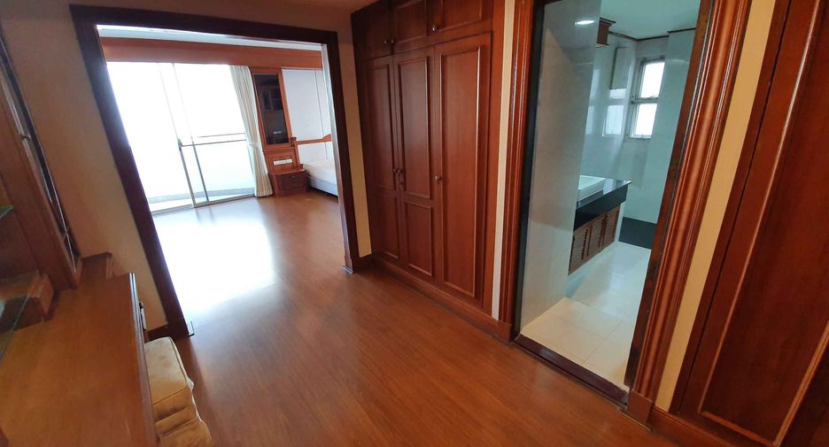 For rent 4 bedrooms condo in Khlong Toei, Bangkok