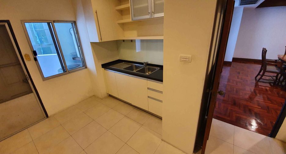 For rent 4 bedrooms condo in Khlong Toei, Bangkok