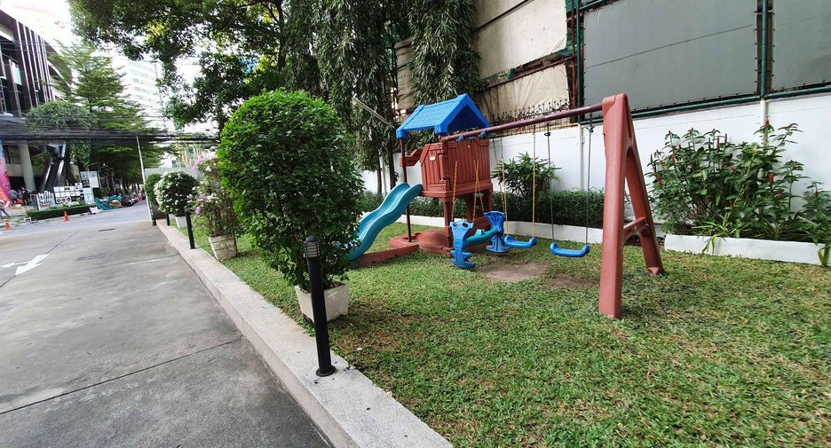 For rent 4 bedrooms condo in Khlong Toei, Bangkok