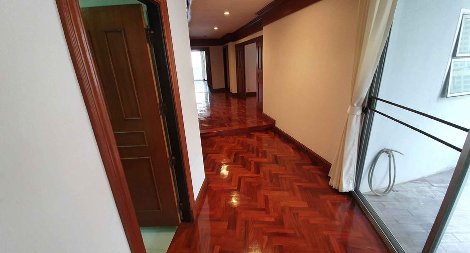 For rent 4 bedrooms condo in Khlong Toei, Bangkok