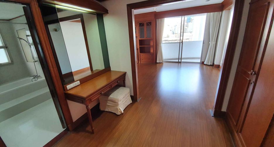 For rent 4 bedrooms condo in Khlong Toei, Bangkok