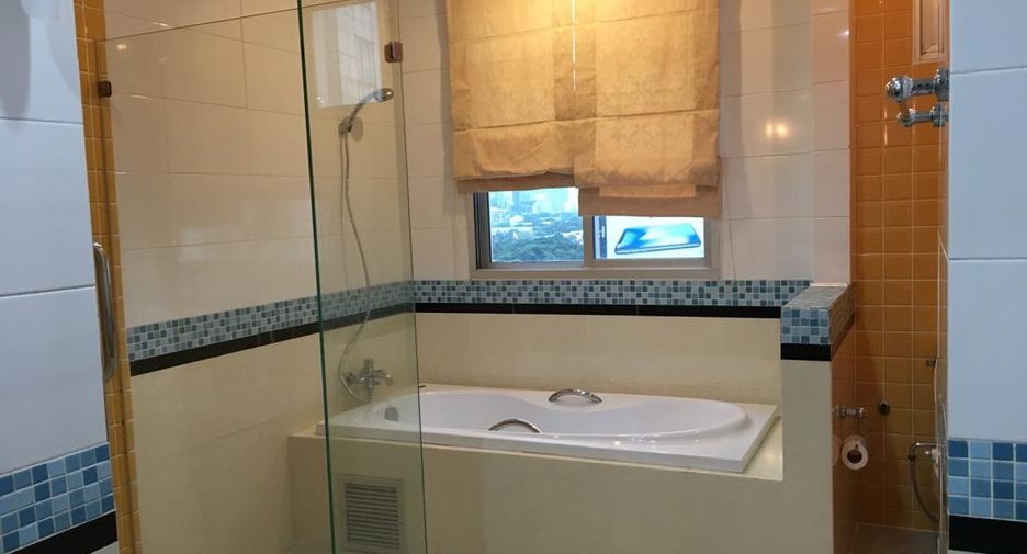Condo en alquiler de 3 habitaciones en Khlong Toei, Bangkok