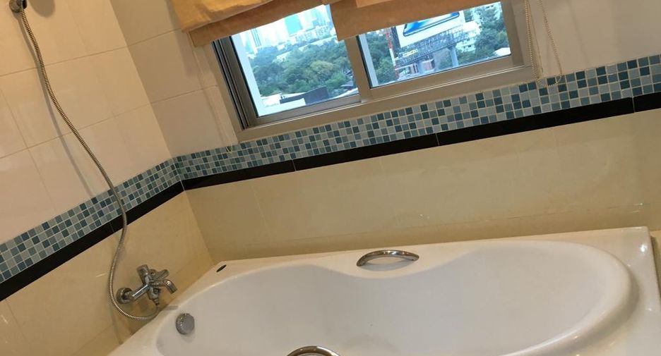 Condo en alquiler de 3 habitaciones en Khlong Toei, Bangkok