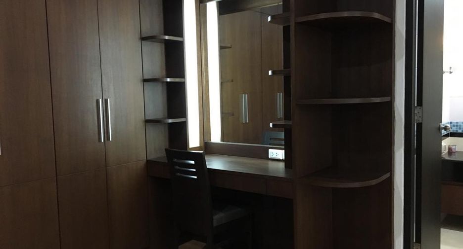 Condo en alquiler de 3 habitaciones en Khlong Toei, Bangkok