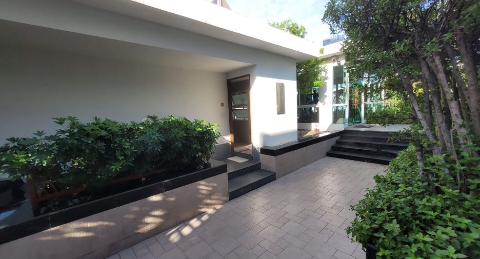 For rent 3 bedrooms condo in Khlong Toei, Bangkok