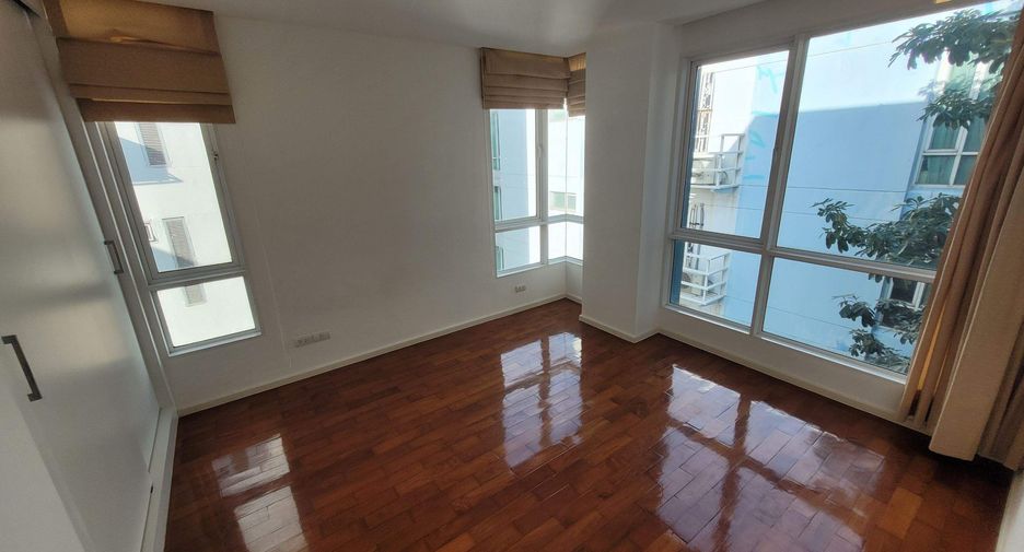For rent 3 bedrooms condo in Khlong Toei, Bangkok