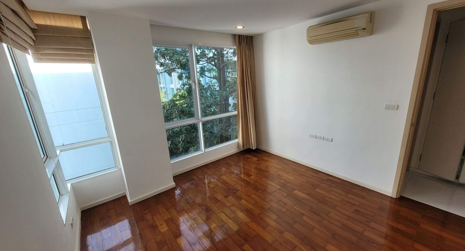 For rent 3 bedrooms condo in Khlong Toei, Bangkok