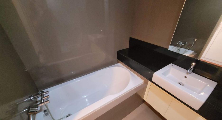 For rent 3 bedrooms condo in Khlong Toei, Bangkok