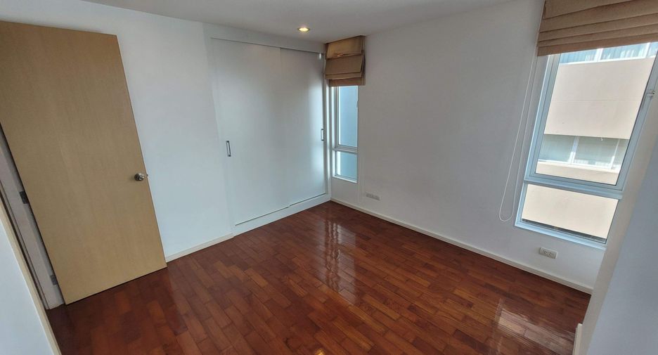 For rent 3 bedrooms condo in Khlong Toei, Bangkok