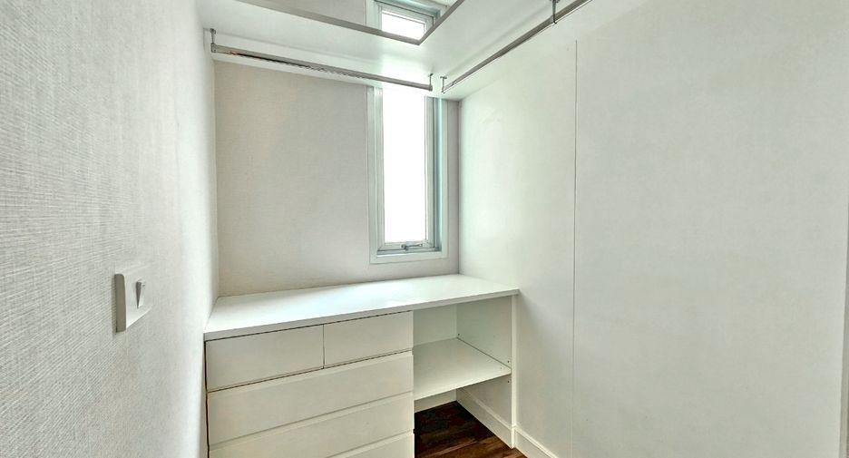 For rent 2 bedrooms condo in Pathum Wan, Bangkok