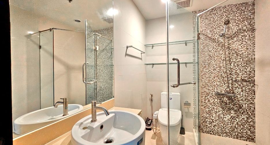 For rent 2 bedrooms condo in Pathum Wan, Bangkok